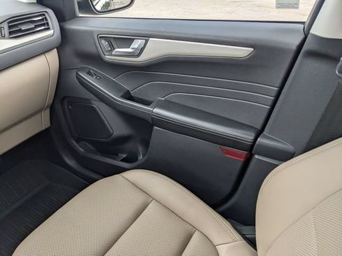 Certified 2022 Ford Escape SEL w/ Technology Package AWD/4WD image 18