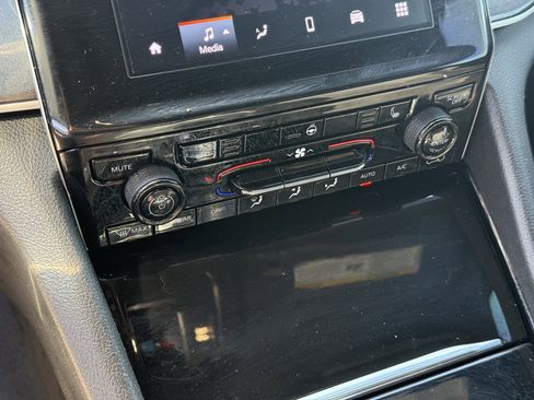 Used 2023 Jeep Grand Cherokee L Laredo image 23