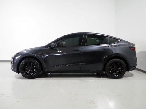 Used 2024 Tesla Model Y 2WD image 10