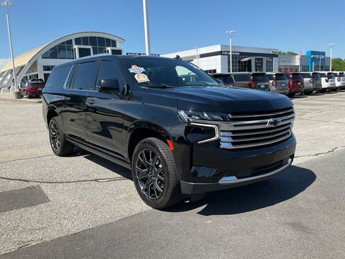 Used 2023 Chevrolet Suburban High Country w/ Premium Package 2 AWD/4WD image 3