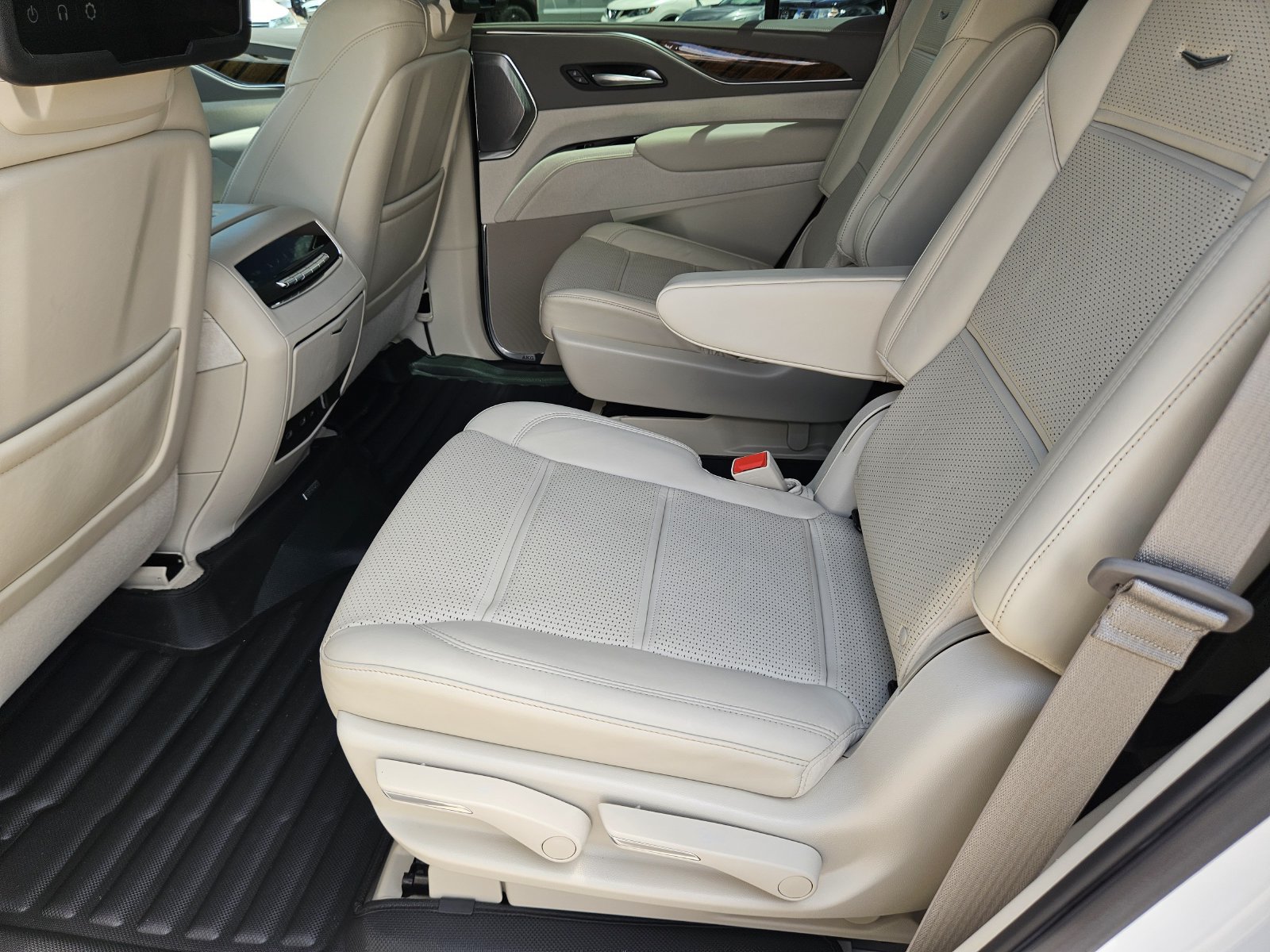 Used 2022 Cadillac Escalade Premium Luxury Platinum AWD/4WD image 17