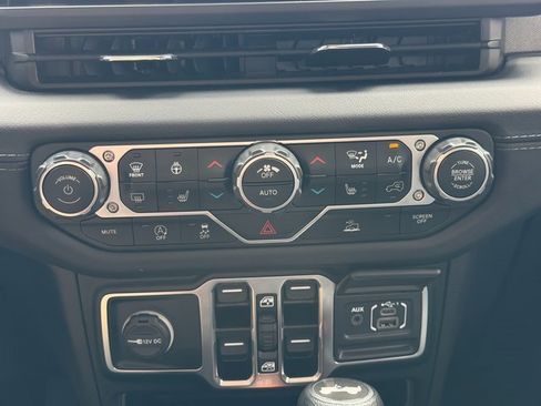 Used 2024 Jeep Wrangler Sahara image 32