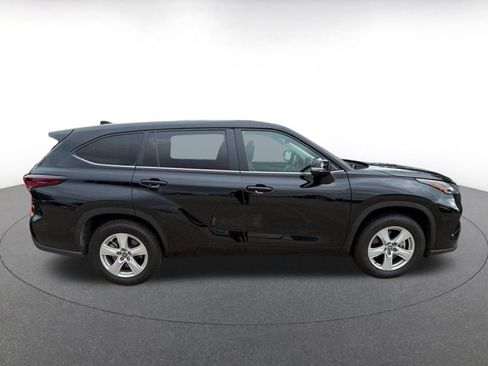 Used 2025 Toyota Highlander LE FWD image 5