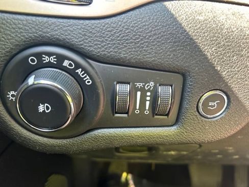 Used 2018 Jeep Cherokee Limited AWD/4WD image 28