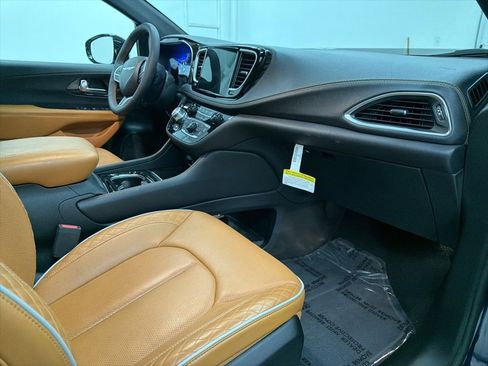 Used 2023 Chrysler Pacifica Pinnacle image 30