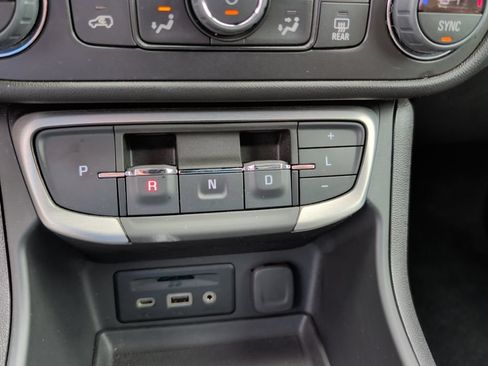 Used 2024 GMC Terrain SLT AWD/4WD image 24