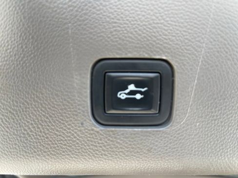 Used 2020 Chevrolet Traverse LT w/ LPO, 'HIT The Road' Package AWD/4WD image 13