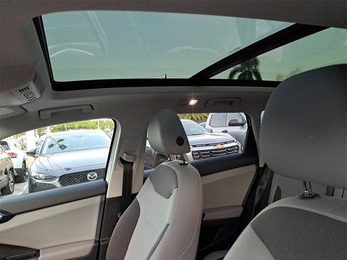 Certified 2022 Volkswagen Taos SE image 14