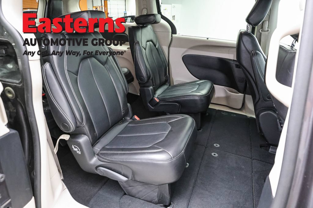 Used 2023 Chrysler Pacifica Touring-L FWD image 25