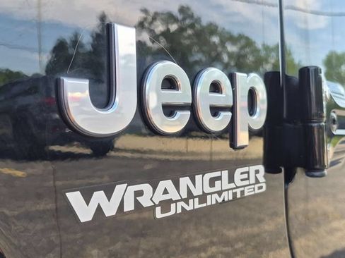 Used 2019 Jeep Wrangler Unlimited Sahara AWD/4WD image 9