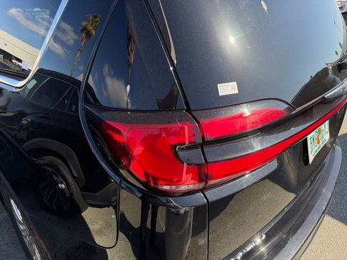 Used 2024 Chrysler Pacifica Touring-L image 35