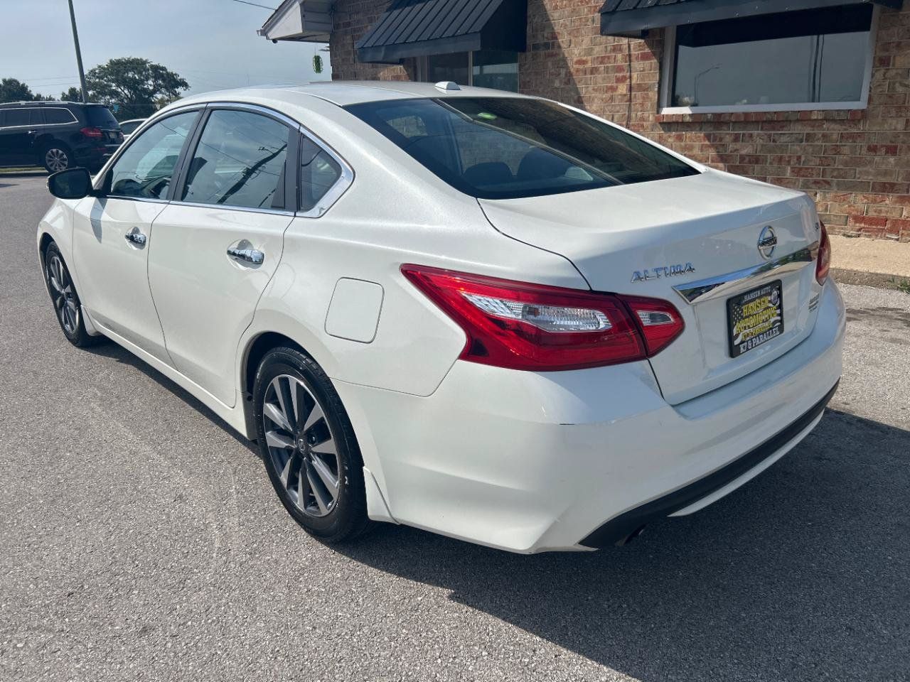 Used 2017 Nissan Altima 2.5 SL w/ 2.5 Technology Package FWD image 9