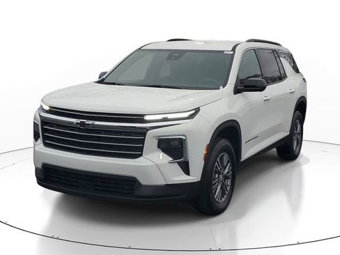 Certified 2025 Chevrolet Traverse LT w/ Driver Confidence Package image 2