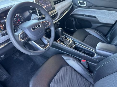 Used 2025 Jeep Compass Latitude AWD/4WD image 4