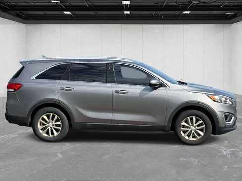 Used 2018 Kia Sorento FWD image 4
