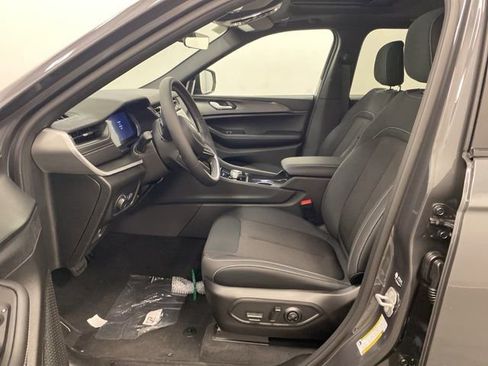 Used 2025 Jeep Grand Cherokee Laredo X w/ Luxury Tech Group I image 8