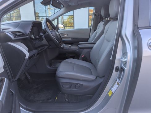 Used 2021 Toyota Sienna XLE image 12