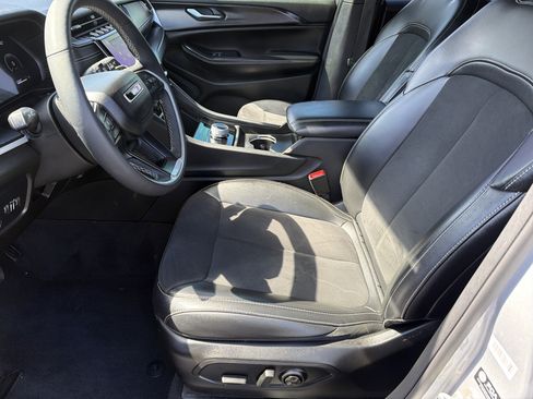 Used 2023 Jeep Grand Cherokee Altitude image 7