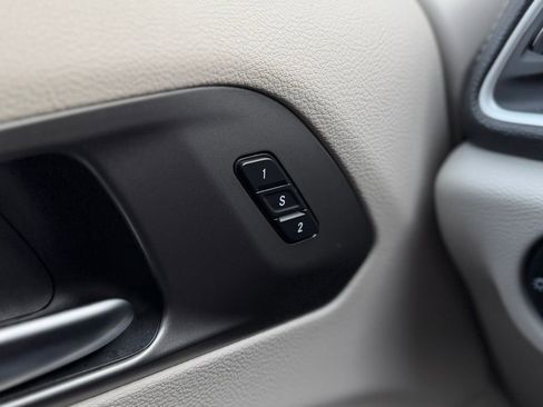 Used 2022 Chrysler Pacifica Touring-L image 19