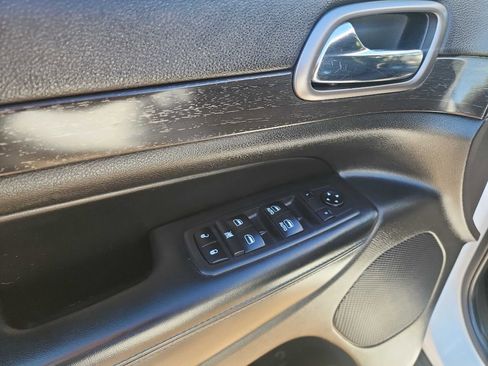 Used 2018 Jeep Grand Cherokee Laredo image 14