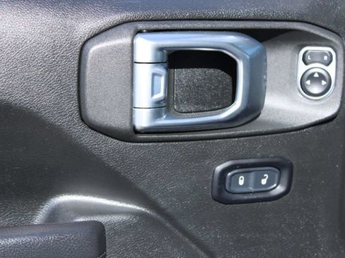 Used 2022 Jeep Wrangler Unlimited Rubicon w/ LED Lighting Group AWD/4WD image 16