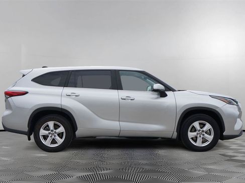 Used 2023 Toyota Highlander LE AWD/4WD image 4