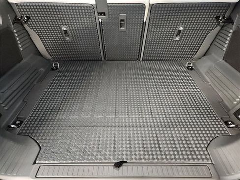 Used 2026 Land Rover Defender 110 S image 33