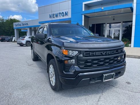 Used 2023 Chevrolet Silverado 1500 Custom AWD/4WD image 2