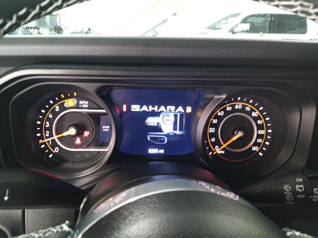 Used 2025 Jeep Wrangler Unlimited Sahara w/ Technology Group AWD/4WD image 20