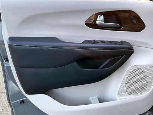 Certified 2023 Chrysler Pacifica Limited image 28