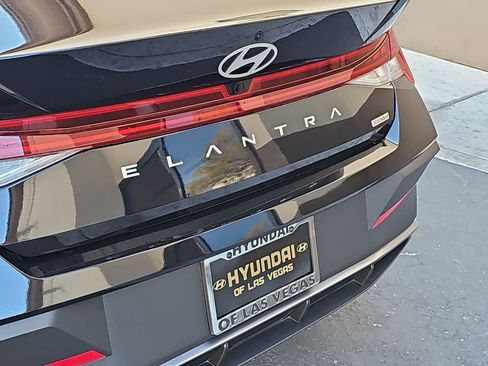 Certified 2025 Hyundai Elantra Hybrid FWD image 11