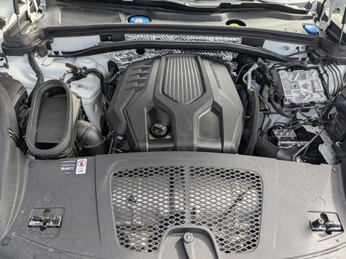 Certified 2025 Porsche Macan image 28