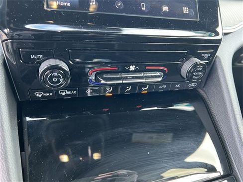 Used 2025 Jeep Grand Cherokee Laredo image 16