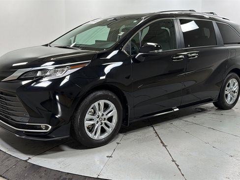 Certified 2025 Toyota Sienna Limited image 1