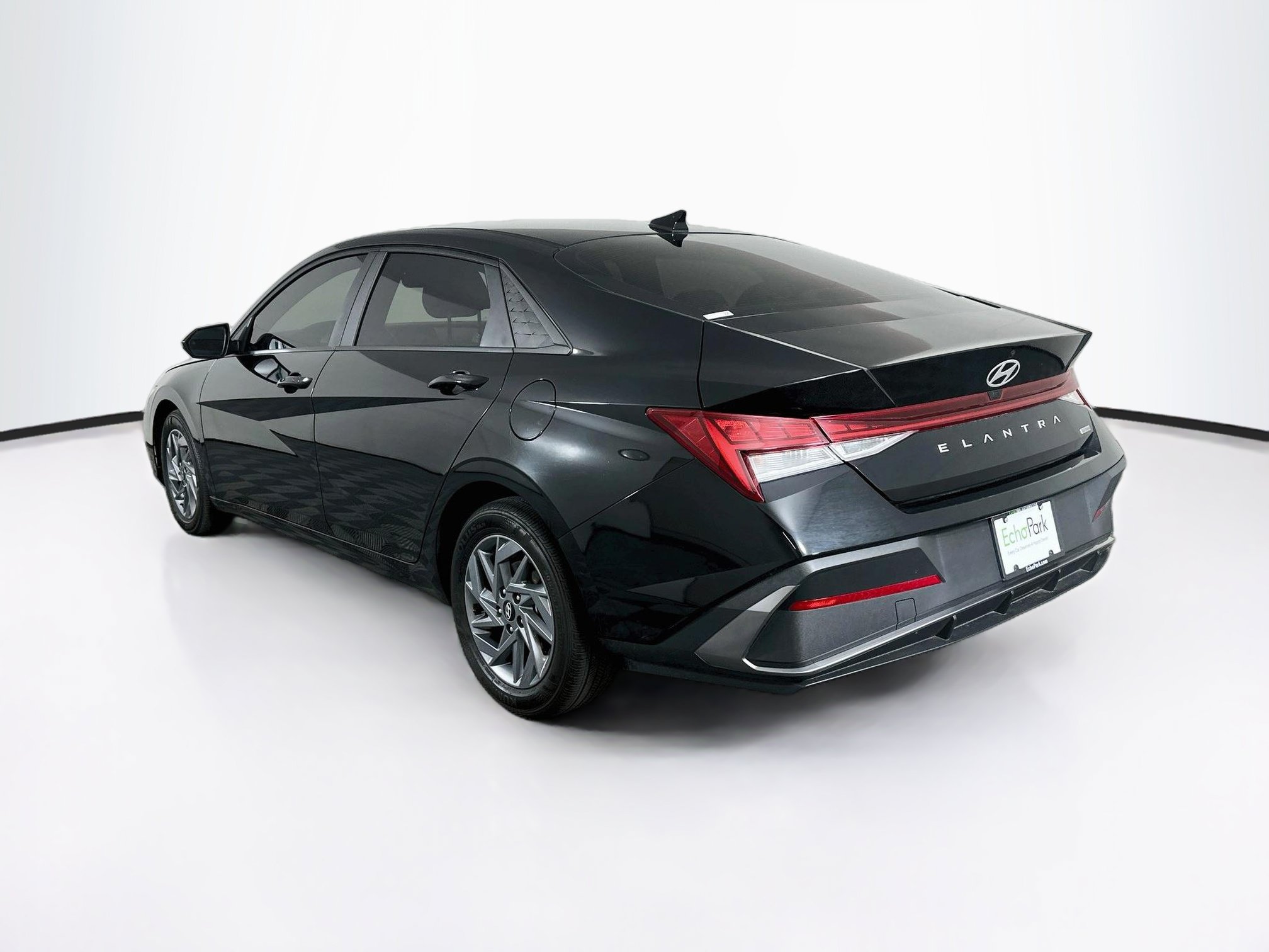 Used 2025 Hyundai Elantra Hybrid FWD image 5