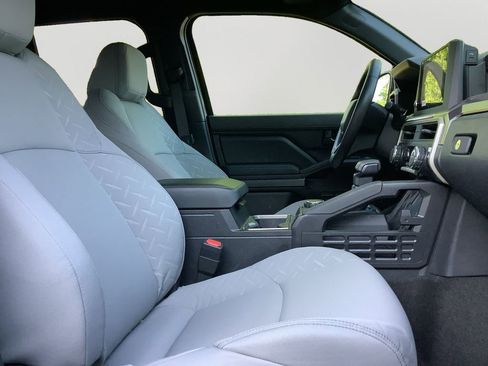 Used 2025 Toyota Tacoma SR5 AWD/4WD image 12