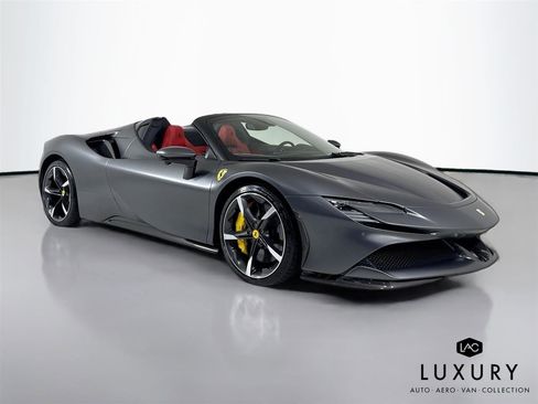 Used 2022 Ferrari SF90 Spider image 3