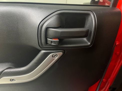 Used 2017 Jeep Wrangler Unlimited Rubicon w/ Connectivity Group image 54