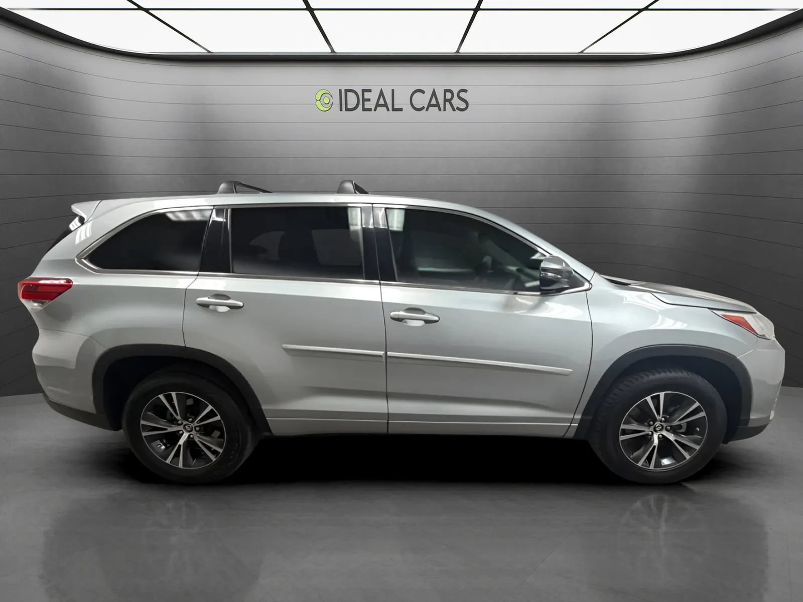 Used 2017 Toyota Highlander Plus FWD image 4