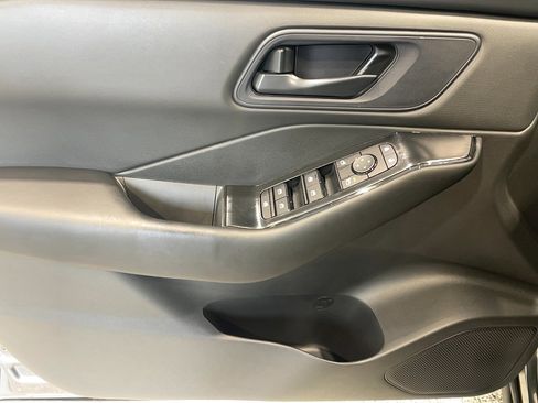 Used 2025 Nissan Rogue S image 11