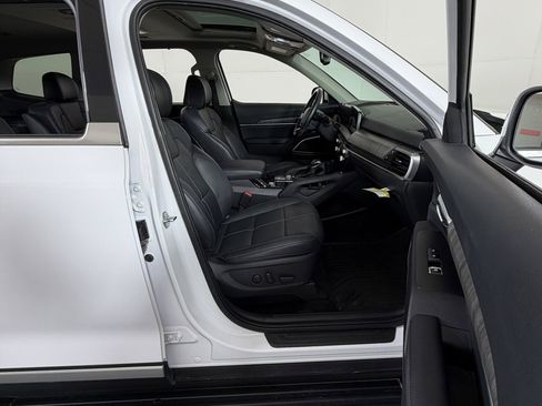Used 2023 Kia Telluride EX w/ EX Captain's Chair Package image 5