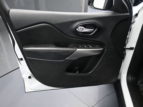 Used 2021 Jeep Cherokee Latitude Lux w/ Comfort/Convenience Group image 12