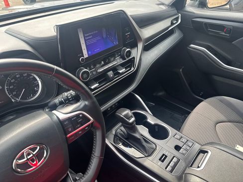 Used 2024 Toyota Highlander LE AWD/4WD image 22