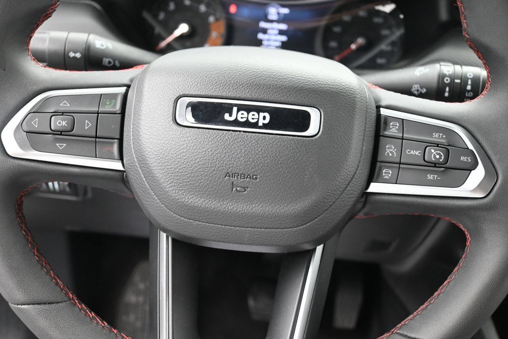 Used 2025 Jeep Compass Trailhawk AWD/4WD image 12