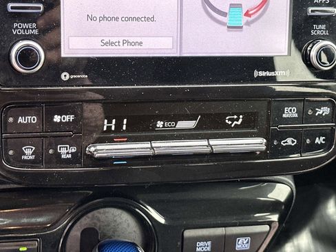 Used 2022 Toyota Prius LE image 11