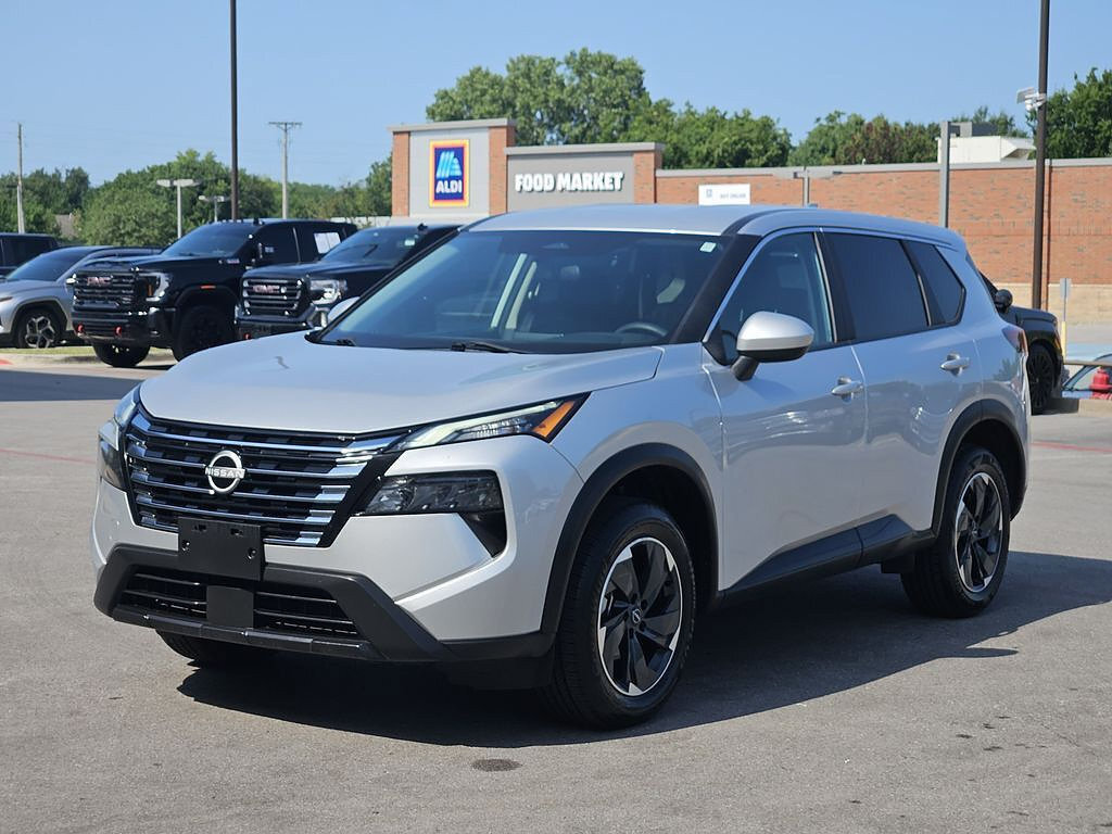Used 2024 Nissan Rogue SV AWD/4WD image 2
