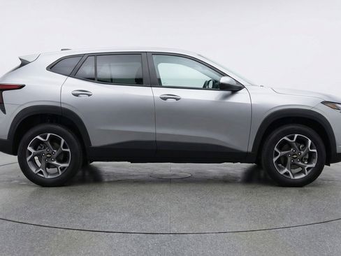 Used 2025 Chevrolet Trax LT w/ LT Convenience Package FWD image 11