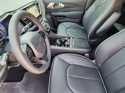 New 2026 Chrysler Pacifica Limited w/ S Appearance Package image 9