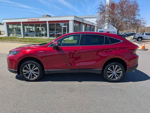 Used 2021 Toyota Venza LE w/ Carpet Mat Package (TMS) AWD/4WD image 2