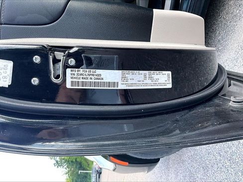 Used 2023 Chrysler Pacifica Touring-L FWD image 9